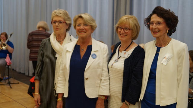 Galadinner - Unsere Gäste des Partnerschaftskomitees aus Le Vésinet in bayerischen Farben (vlnr): Françoise Bonvarlet, Ehrenpräsidentin Anne-Marie Laurent, Vizepräsidentin Edith Fischof, Präsidentin Anne-Marie Borderie