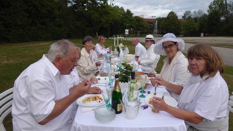 Dinner_in_Weiss_2019_08